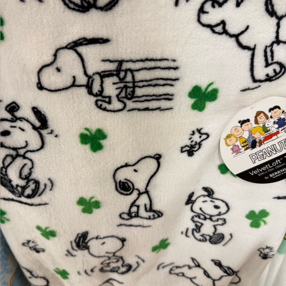 Peanuts Snoopy Shamrock Fleece Throw